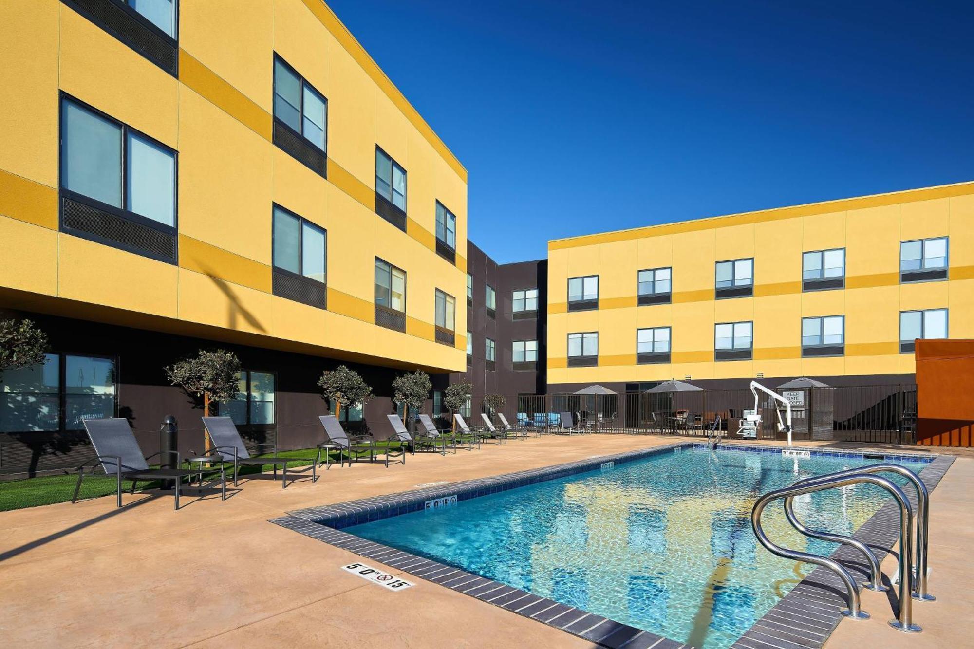 Fairfield Inn & Suites By Marriott Fresno Yosemite International Airport Exterior photo